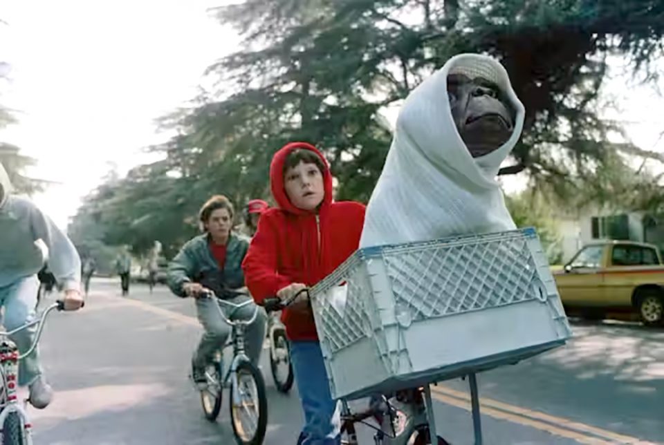 Com “E.T.–O Extraterrestre”, Spielberg mostrou como um filme pode alavancar outras marcas. O filme, que teve um orçamento de $11 milhões, arrecadou $792 milhões nas bilheterias (Foto: Divulgação)