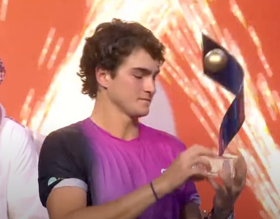 João Fonseca desponta como a grande esperança do tênis brasileiro. Ele participa pela primeira vez do Australian Open, seu primeiro torneio de Grand Slam (Foto: Reprodução TV)