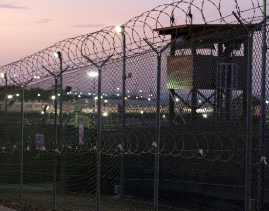 : A base militar na Baía de Guantánamo, em Cuba, é de alta segurança e conhecida por abrigar suspeitos de terrorismo
