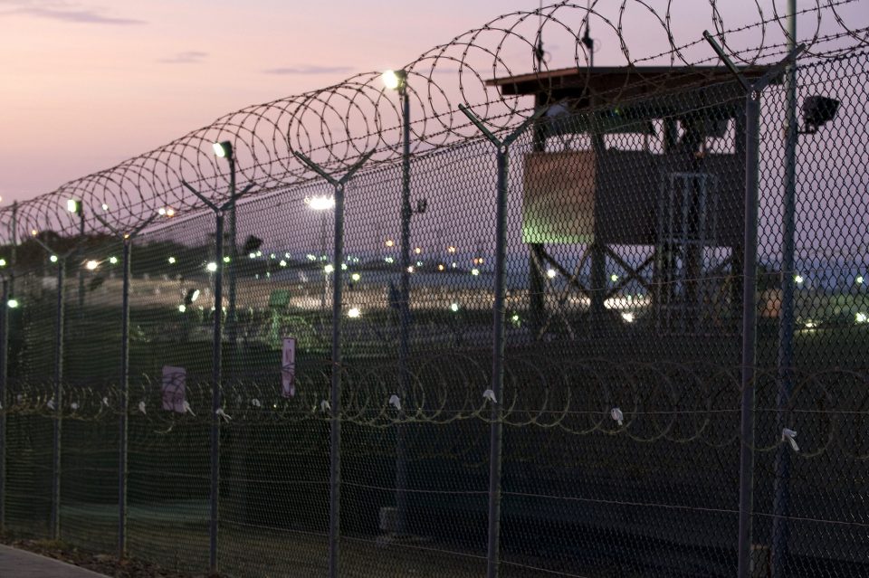 : A base militar na Baía de Guantánamo, em Cuba, é de alta segurança e conhecida por abrigar suspeitos de terrorismo