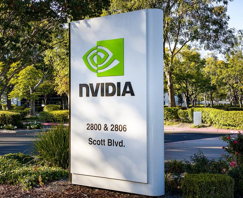 As ações da Nvidia caíram 17% nesta segunda, 27, com perdas que chegaram aos $ 600 bilhões (Foto: Will Buckner/Wikimedia)