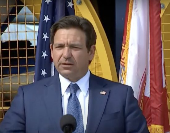 O governador DeSantis defende que os adolescentes podem substituir os imigrantes indocumentados no mercado de trabalho (Foto: Reprodução TV)