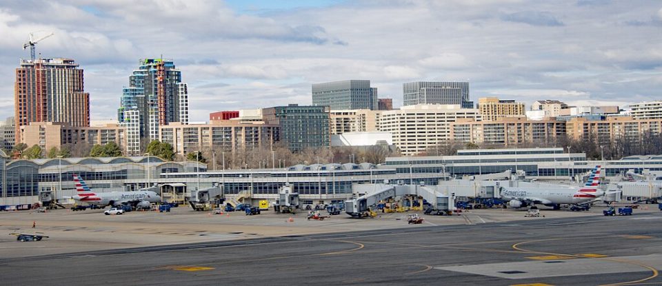 Menos de 10% dos aeroportos do país têm controladores de voos em número suficiente para atender aos padrões (Foto: David/Wikimedia)