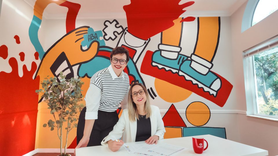 As especialistas da Creatively Clinic, Dani Noronha (em pé) e Cintia Casteluci (sentada) alertam para a necessidade de políticas públicas direcionadas ao atendimento das famílias (Foto: Bruna Welte)
