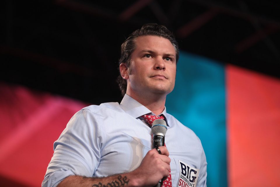 A Casa Branca confirmou que o secretário de Defesa, Pete Hegseth, divulgou planos de guerra no chat do aplicativo Signal (Foto: Gage Skidmore/Wikimedia)
