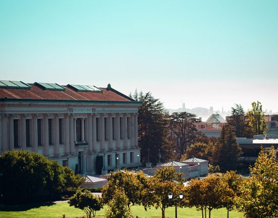 Atualmente há 16.877 brasileiros matriculados em instituições de ensino superior no país. Uma delas é a Universidade da Califórnia (Foto: Josh Kahen_The Daily Californian/wikimedia)
