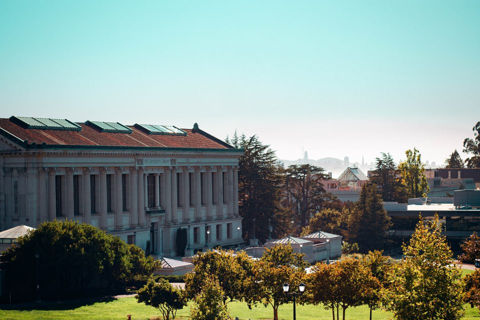 Atualmente há 16.877 brasileiros matriculados em instituições de ensino superior no país. Uma delas é a Universidade da Califórnia (Foto: Josh Kahen_The Daily Californian/wikimedia)