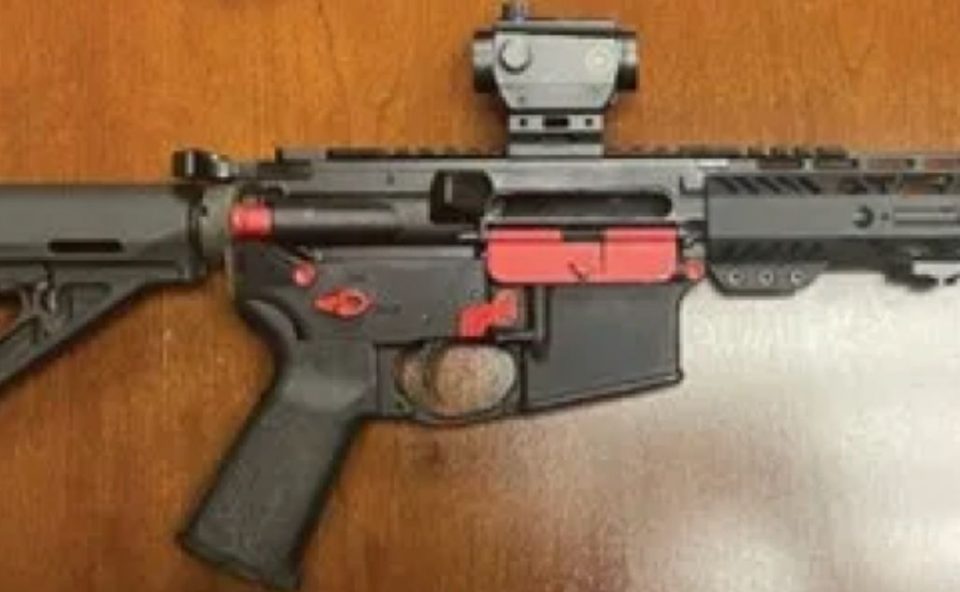 Os investigadores apreenderam aproximadamente 110 armas de fogo, além de munição e drogas (Foto: divulgação procuradoria USA)