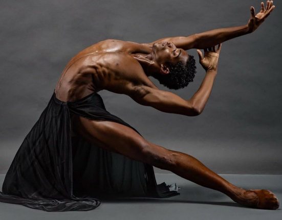 Criado na favela do Rio de Janeiro, o bailarino conquistou palcos da Europa e Estados Unidos com sua garra e talento (Redes Sociais)
