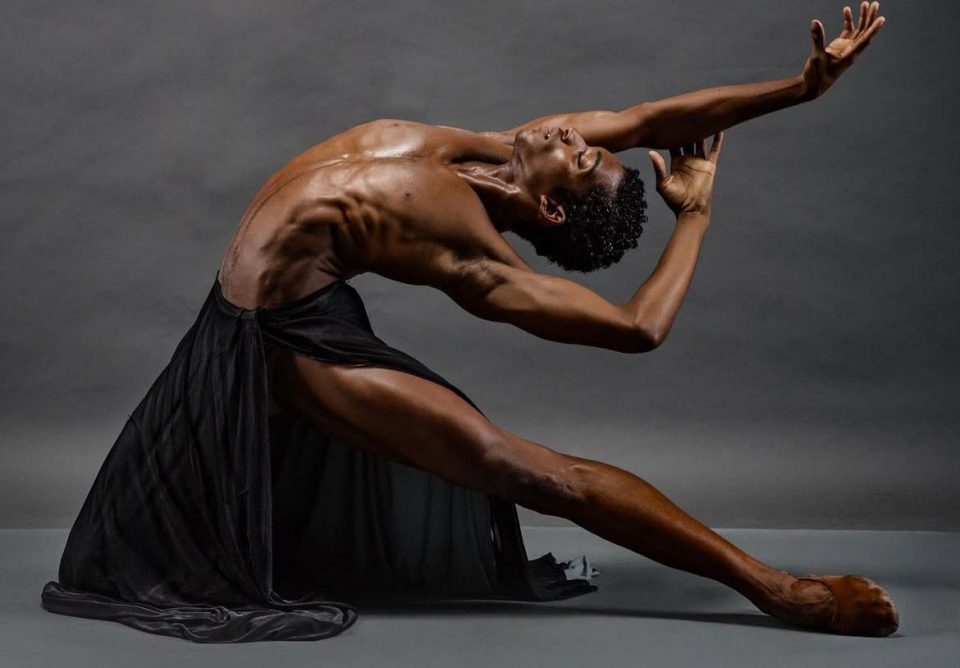 Criado na favela do Rio de Janeiro, o bailarino conquistou palcos da Europa e Estados Unidos com sua garra e talento (Redes Sociais)