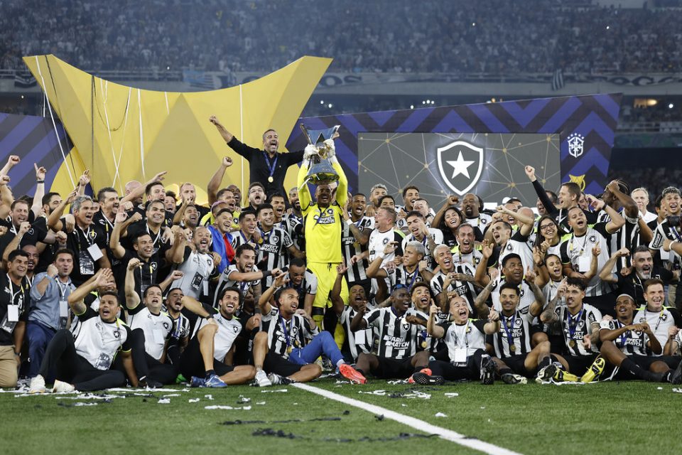 Botafogo: os títulos de 2024 ficaram para trás e a fase agora é “muito estranha” (Foto: Rafael Ribeiro/CBF)