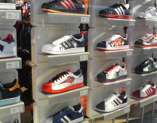 Estima-se que mais de 300 milhões de pares de sapatos são descartados anualmente nos Estados Unidos (Foto: Seth Werkheiser/Wikimedia)