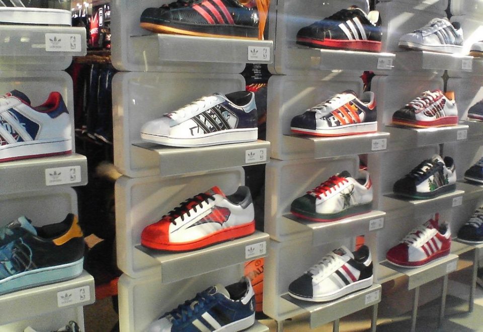Estima-se que mais de 300 milhões de pares de sapatos são descartados anualmente nos Estados Unidos (Foto: Seth Werkheiser/Wikimedia)