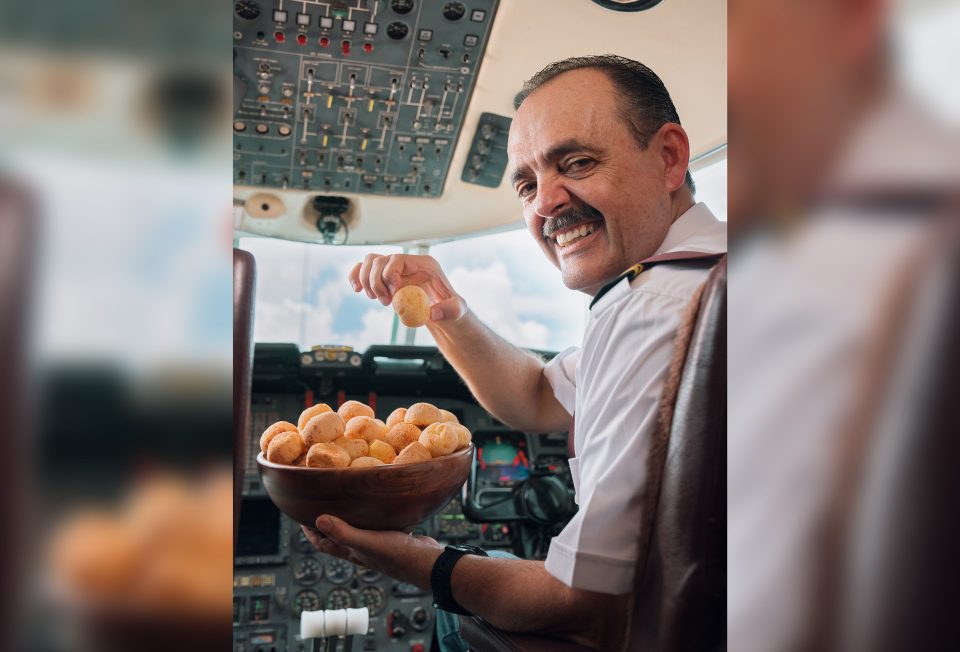 Paulo César Ferreira, ex-piloto e CEO da PaneBras USA, dentro da cabine onde começou sua história (Foto: Adapt Crew)