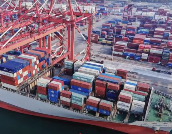 Trump declarou, na terça (22), que poderia reduzir significativamente as taxas de importação sobre produtos chineses (Foto: Reprodução TV)