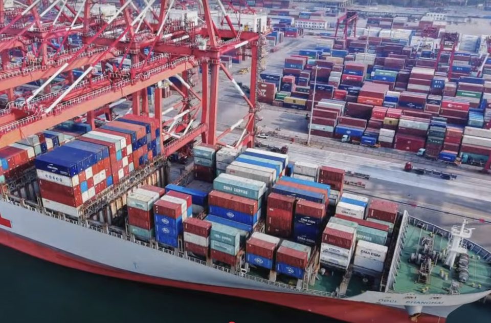 Trump declarou, na terça (22), que poderia reduzir significativamente as taxas de importação sobre produtos chineses (Foto: Reprodução TV)