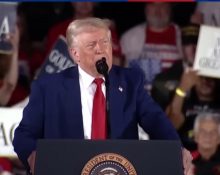 Durante o evento Trump exibiu imagens de imigrantes sendo desembarcados e conduzidos a uma prisão em El Salvador, e disse que o mundo está vendo uma revolução do bom senso (Reprodução TV)
