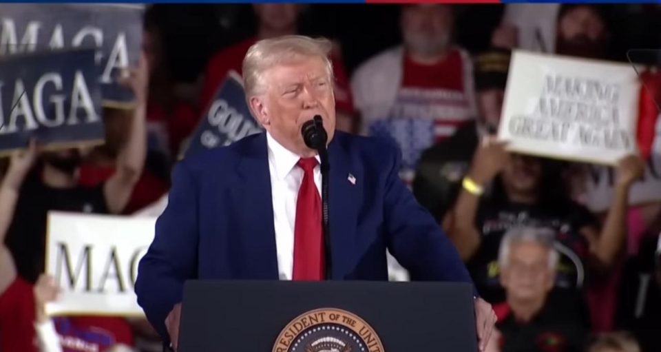 Durante o evento Trump exibiu imagens de imigrantes sendo desembarcados e conduzidos a uma prisão em El Salvador, e disse que o mundo está vendo uma revolução do bom senso (Reprodução TV)