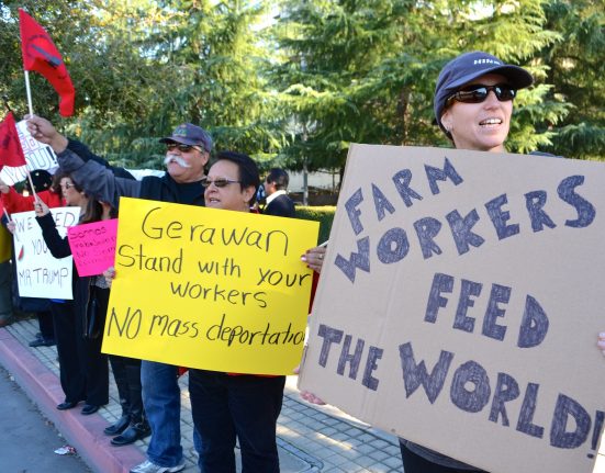 No comício e coletiva de imprensa da UFW com Robert Kennedy Jr. “Se os trabalhadores rurais forem deportados, quem alimentará a América?” (Foto: Flickr)