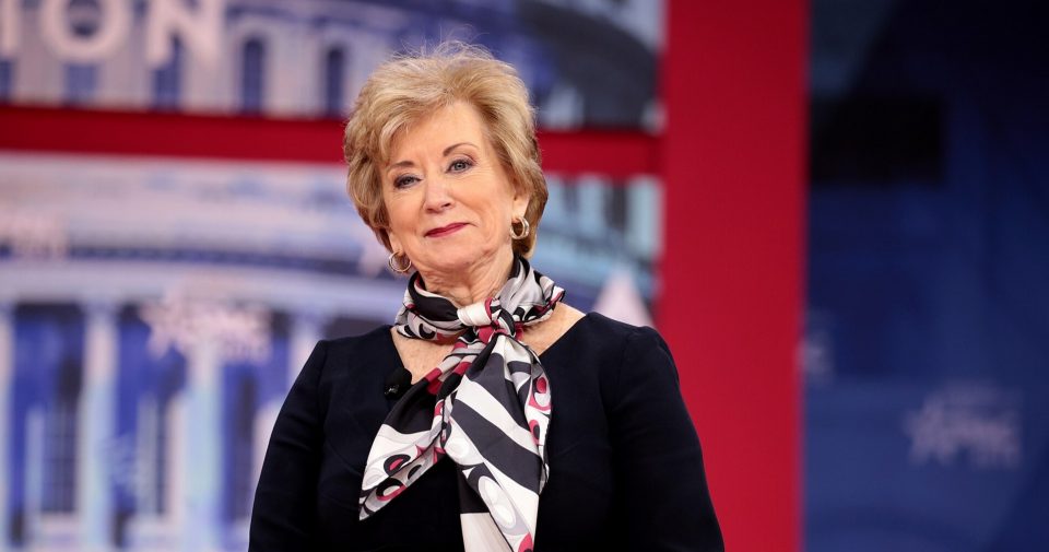 A Secretária de Educação, Linda McMahon, afirmou que a administração Biden enganou os mutuários dos empréstimos estudantis com a promessa de perdão das dívidas (Foto: Gage Skidmore/Wikimedia)