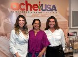 Solange Gomes e Priscila Cacicedo, do Grupo Mulheres do Brasil-Seção Sul da Flórida, conversam com a terapeuta ocupacional Adriana Farinas