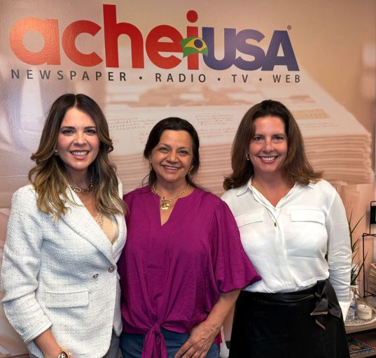 Solange Gomes e Priscila Cacicedo, do Grupo Mulheres do Brasil-Seção Sul da Flórida, conversam com a terapeuta ocupacional Adriana Farinas