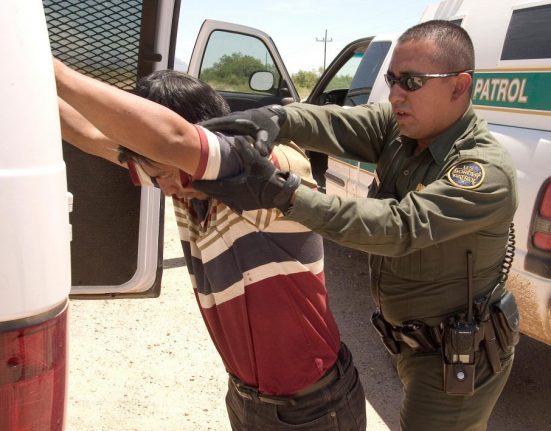 Os imigrantes que cruzarem a área que está sob jurisdição da Secretaria da Defesa poderão ser colocados em “detenção” por invasão de propriedade militar (Foto: CBP)