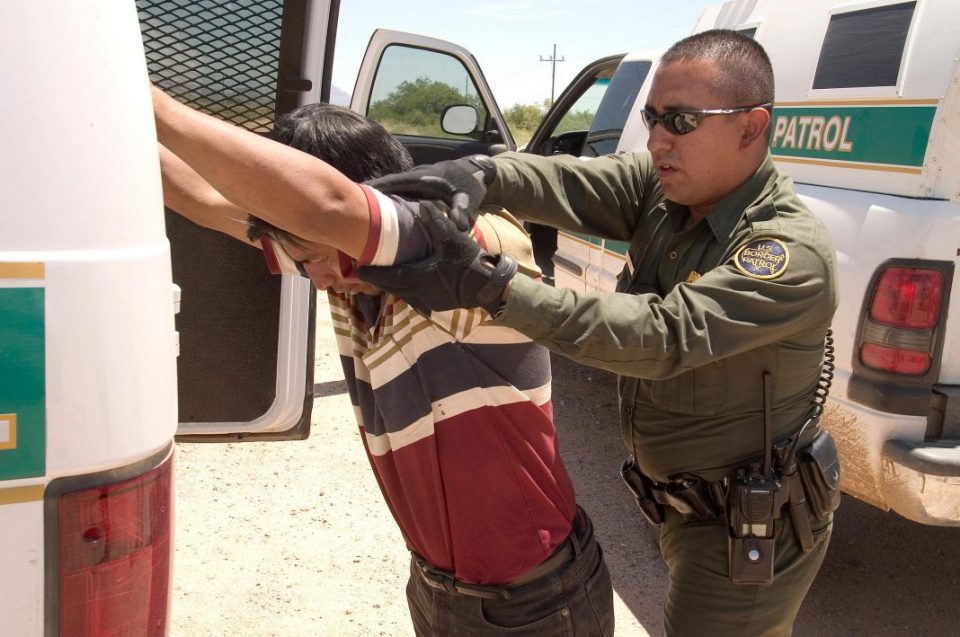 Os imigrantes que cruzarem a área que está sob jurisdição da Secretaria da Defesa poderão ser colocados em “detenção” por invasão de propriedade militar (Foto: CBP)