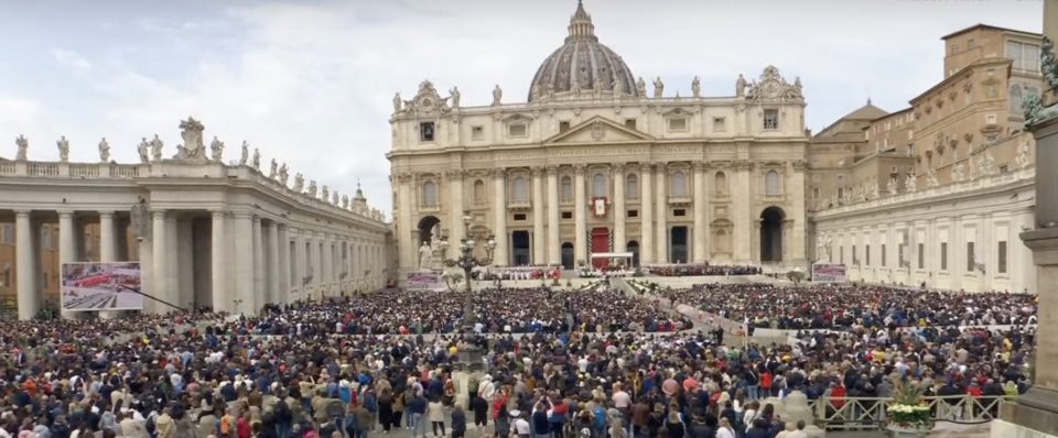 A cor da fumaça que sai do telhado do Vaticano sinaliza aos fiéis se um novo Papa foi escolhido ou não (Foto: Reprodução TV)