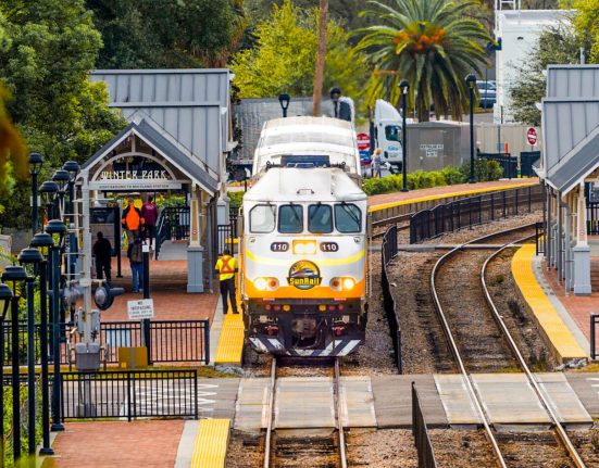 Apesar da gravidade da colisão, os passageiros, tripulantes e o condutor do trem não ficaram feridos (Reprodução site Sunrail.com)