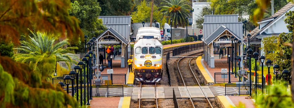 Apesar da gravidade da colisão, os passageiros, tripulantes e o condutor do trem não ficaram feridos (Reprodução site Sunrail.com)