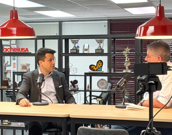 Carlos Wesley entrevista o financista Marson Cunha (Foto: AcheiUSA)