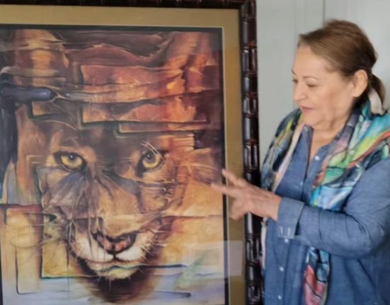 Naza traz em suas obras a figura humana e a vida selvagem dentro de uma expressão artística conhecida como realismo abstrato (Foto: Redes sociais)