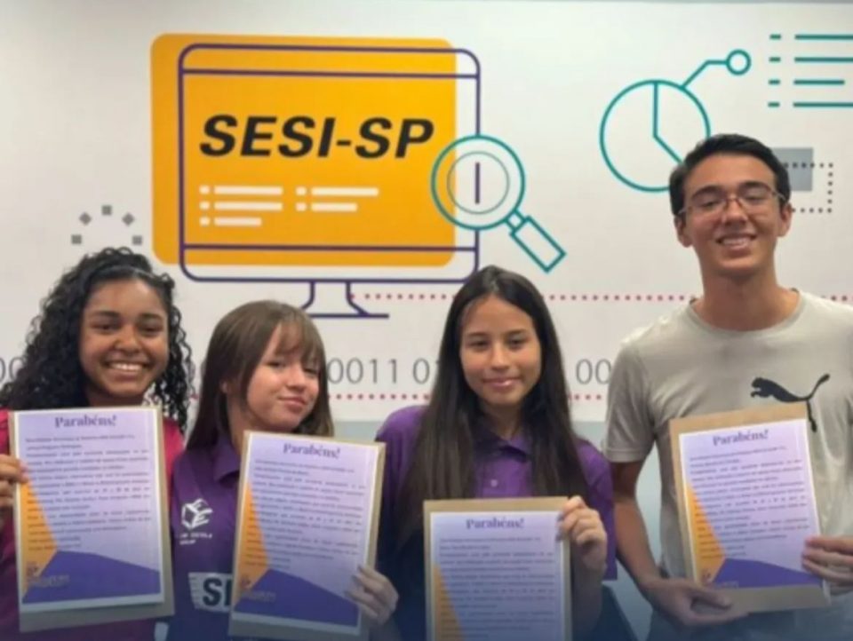 Os jovens são alunos dos 2º e 3º ano do ensino médio da Escola do Sesi na cidade de Itu (SP) e já venceram outras competições de robótica no Brasil e no exterior.