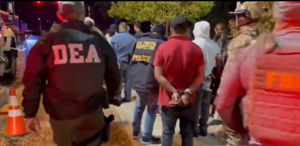 De acordo com as autoridades, os detidos foram encaminhados para o processamento e, provavelmente serão deportados (Foto: Reprodução TV)