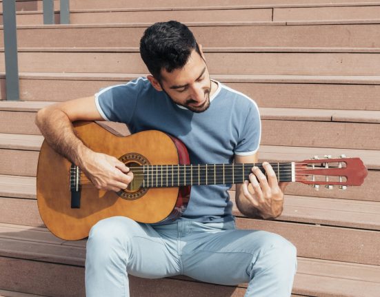 O concurso é voltado para cantores e instrumentistas e visa fomentar a cultura brasileira (Foto:Freepik)