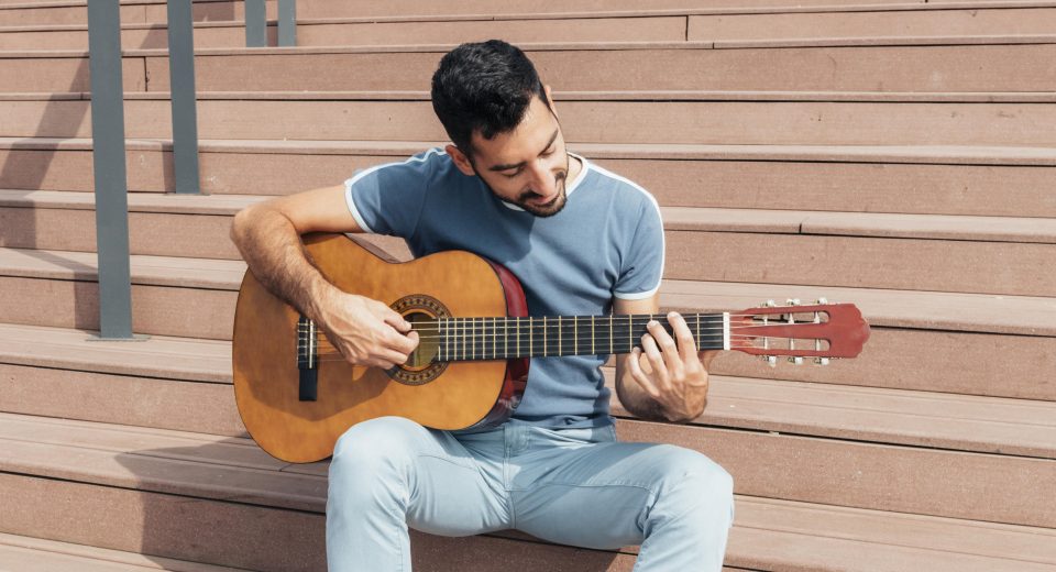 O concurso é voltado para cantores e instrumentistas e visa fomentar a cultura brasileira (Foto:Freepik)