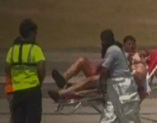 O sequestrador queria ser retirado do país e feriu três pessoas antes de ser baleado por um passageiro (Foto: Reprodução TV)