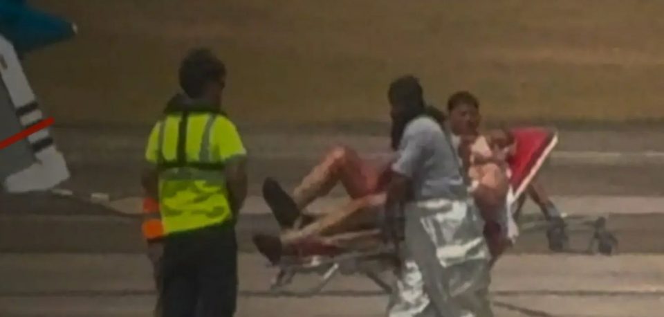 O sequestrador queria ser retirado do país e feriu três pessoas antes de ser baleado por um passageiro (Foto: Reprodução TV)