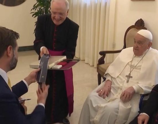 Durante o encontro, o pontífice deu presentes para Vance, incluindo alguns rosários, uma gravata com o brasão do Vaticano e ovos de chocolate para seus três filhos (Foto: Reprodução TV)