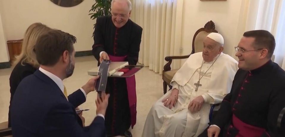 Durante o encontro, o pontífice deu presentes para Vance, incluindo alguns rosários, uma gravata com o brasão do Vaticano e ovos de chocolate para seus três filhos (Foto: Reprodução TV)