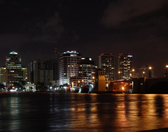 Às margens da Lagoa Lake Worth e com vista para o mar, West Palm Beach é considerada uma alternativa sofisticada e mais tranquila às cidades turísticas tradicionais da Flórida (Foto: Andyxox/Wikimedia)