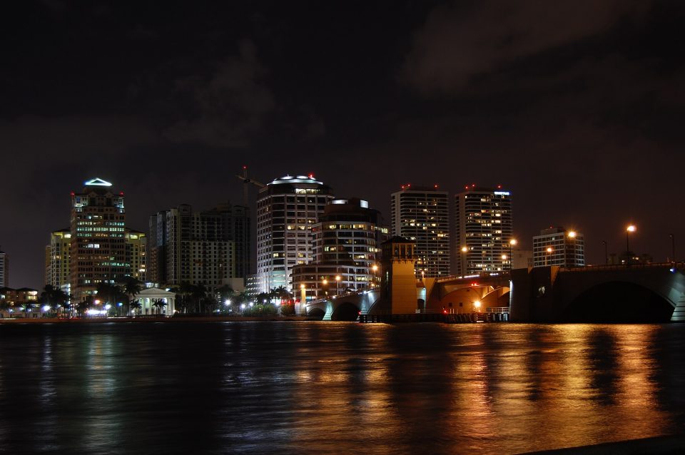 Às margens da Lagoa Lake Worth e com vista para o mar, West Palm Beach é considerada uma alternativa sofisticada e mais tranquila às cidades turísticas tradicionais da Flórida (Foto: Andyxox/Wikimedia)