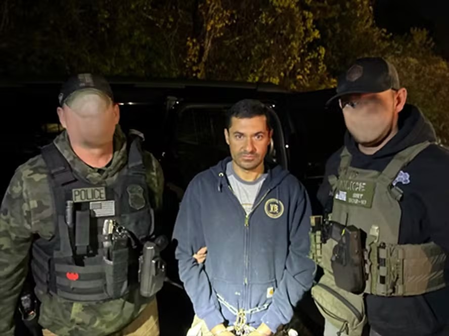 Lucas permanecerá sob custódia enquanto aguarda os procedimentos imigratórios. O caso levanta questões sobre a eficácia das verificações de antecedentes em creches domiciliares (Foto: divulgação ICE)