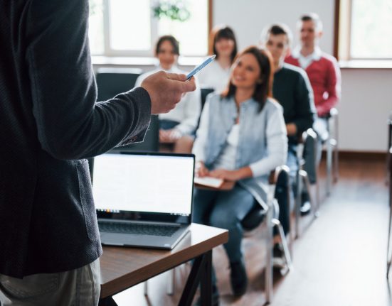 O curso é uma ótima oportunidade de recolocação profissional ao mesmo tempo que o profissional colabora com a divulgação da cultura brasileira no estado (Foto: Freepik)