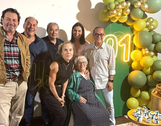 A aniversariante com os filhos (da esquerda para a direita) Silas Coleta de Almeida, Silmar Coleta de Almeida, Gideon César de Almeida, Rosimeire de Almeida Gigante, Silair Coleta de Almeida e Rosângela Coleta de Almeida (Foto: Arquivo pessoal)