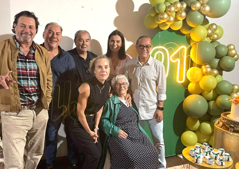 A aniversariante com os filhos (da esquerda para a direita) Silas Coleta de Almeida, Silmar Coleta de Almeida, Gideon César de Almeida, Rosimeire de Almeida Gigante, Silair Coleta de Almeida e Rosângela Coleta de Almeida (Foto: Arquivo pessoal)