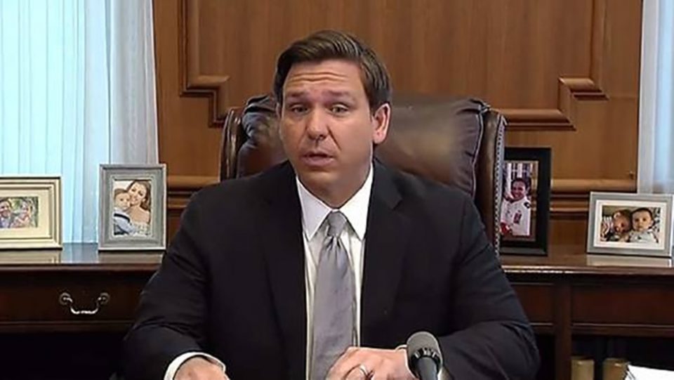 DeSantis não é o único governante a defender medidas mais agressivas durante os protestos. O governador do Texas, Greg Abbott, convocou a Guarda Nacional para controlar as manifestações no estado (foto: Wikimedia)