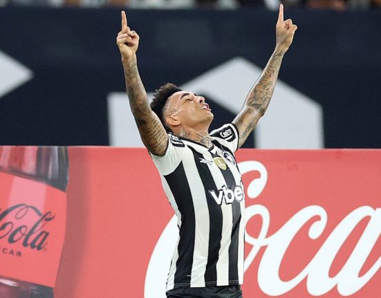 O inspiradíssimo Igor Jesus celebra gol onde cabeceou para o fundo do barbante em passe (e não cruzamento) de Artur (Foto: Vítor Silva/BFR)
