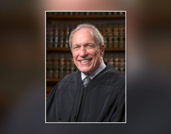O juiz Jeffrey White alertou para o risco de danos irreparáveis à trajetória acadêmica e profissional dos alunos. Magistrados alertam para a importância de assegurar a autonomia e direitos constitucionais das universidades (Foto: United States District Court/Wikimedia Commons)